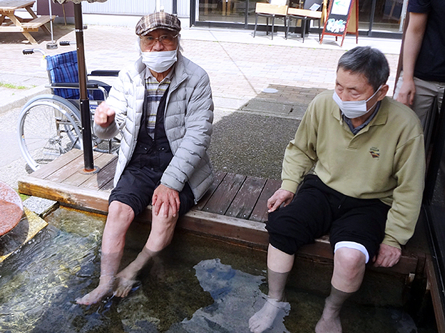 認知症対応型通所介護　デイサービスセンターみさと　足湯へお出かけ